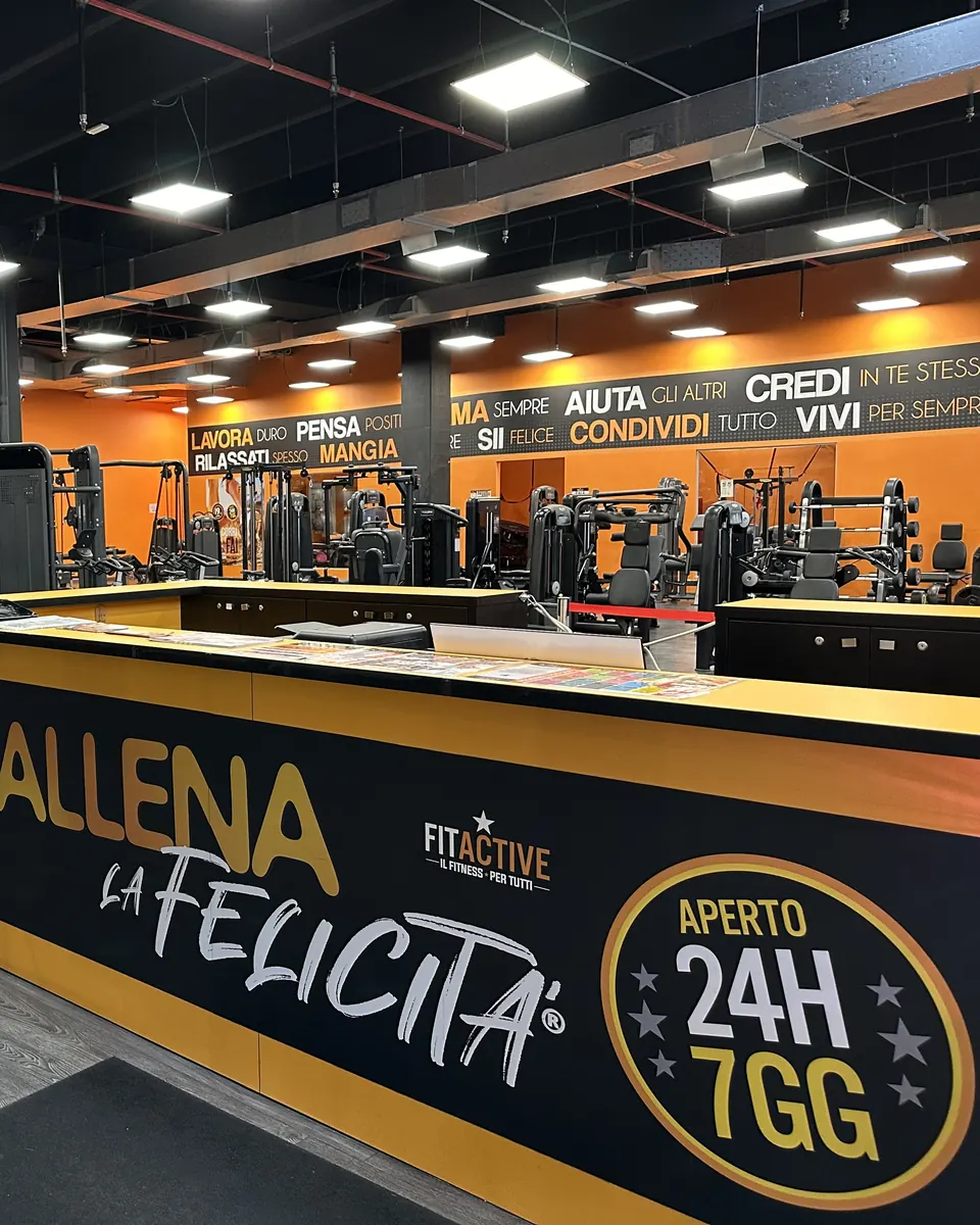 La reception della sede FitActive di Beinasco con la scritta «Allena la felicità».