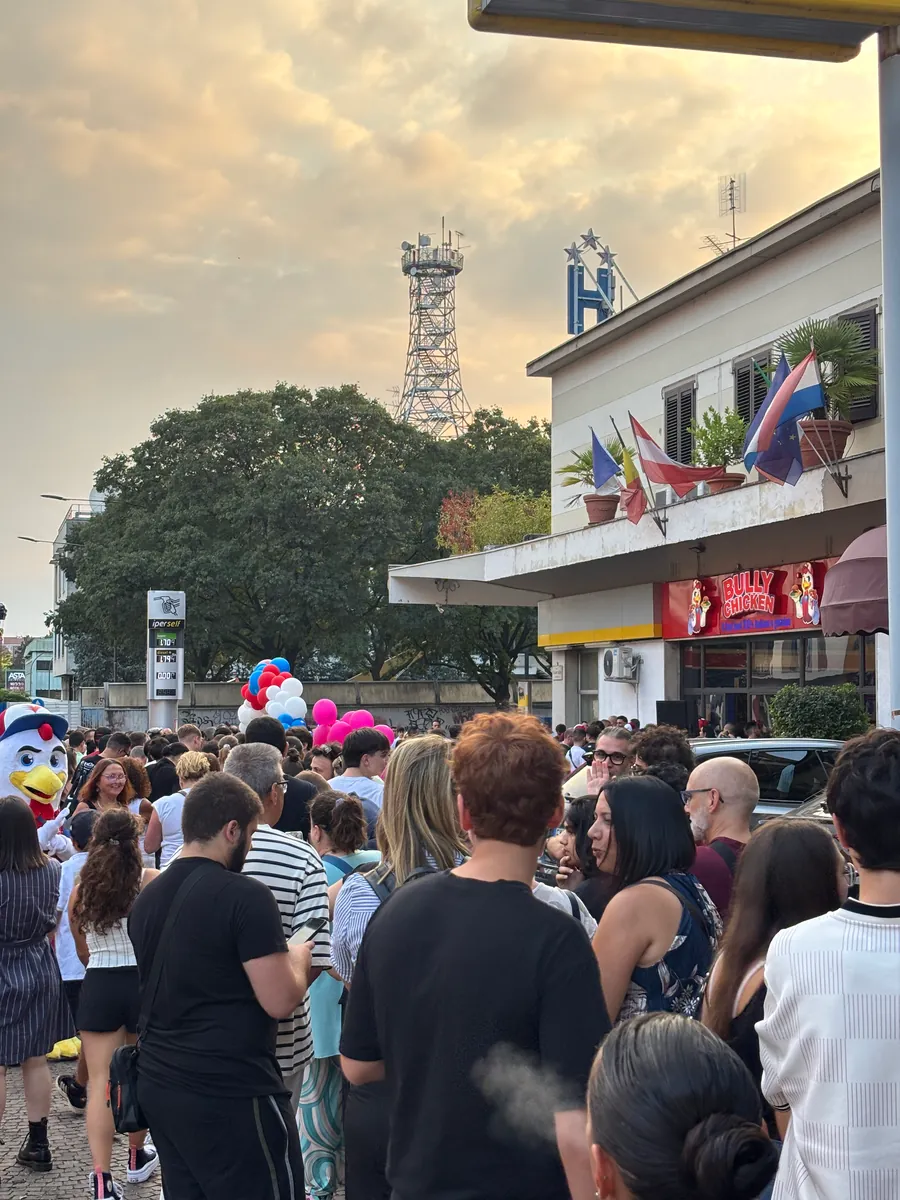 La fila davanti a Bully Chicken il giorno dell'inaugurazione della prima sede.
